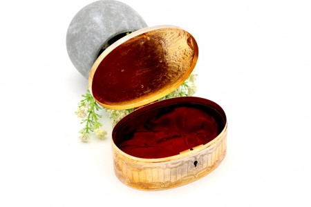 Guarda joias em prata com relevos e cena idílica sobre esmalte e veludo no interior.